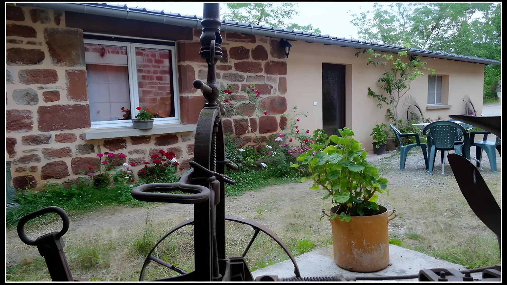 Domaine De Jouani Gite La Charrue Villecomtal Francie